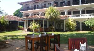 Sri Gemunu Beach Hotel