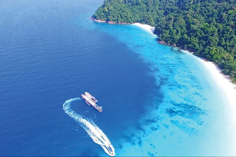 Die kleinen Insel im funkelden Meer - Kyun Pila