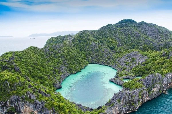 Die kleinen Insel im funkelden Meer - Kyun Pila