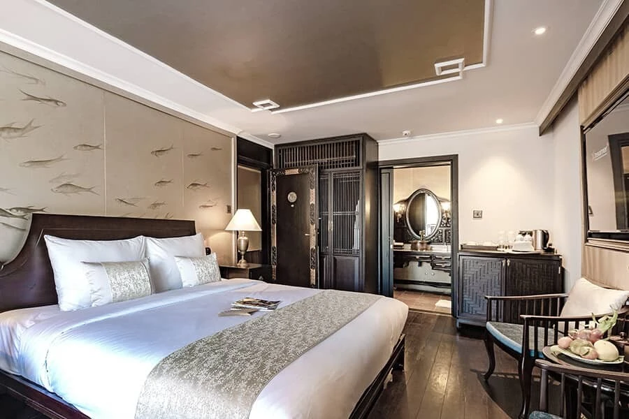 Heritage Line Violet Cruise