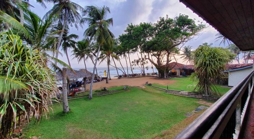 Sri Gemunu Beach Hotel