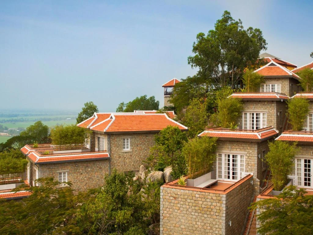 Victoria Nui Sam Lodge