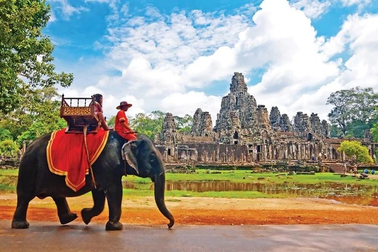 Flug nach Siem Reap und Besuch der Roluos Tempelgruppe