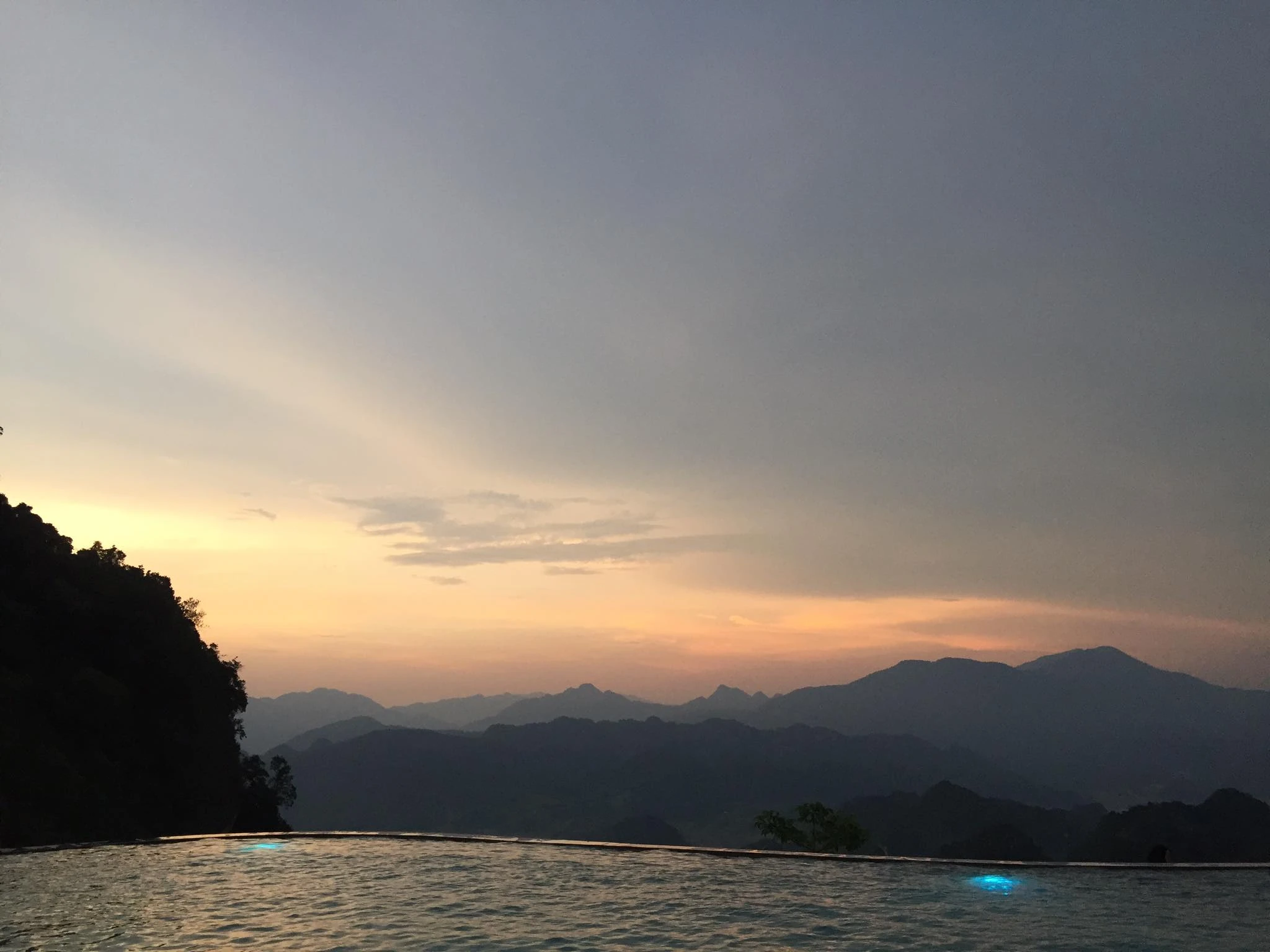 Mit dem Fahrrad durch das ursprüngliche Mai Chau Tal