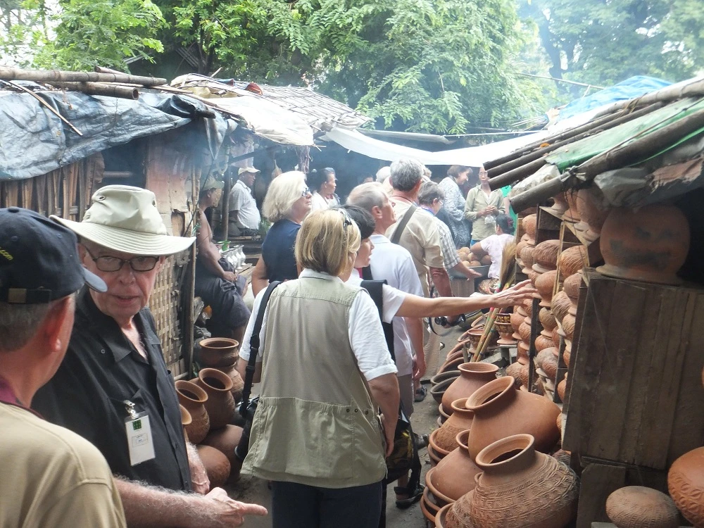 Lernen Sie über die Herstellung von Tonkrügen im Dorf Kyaung Myaung