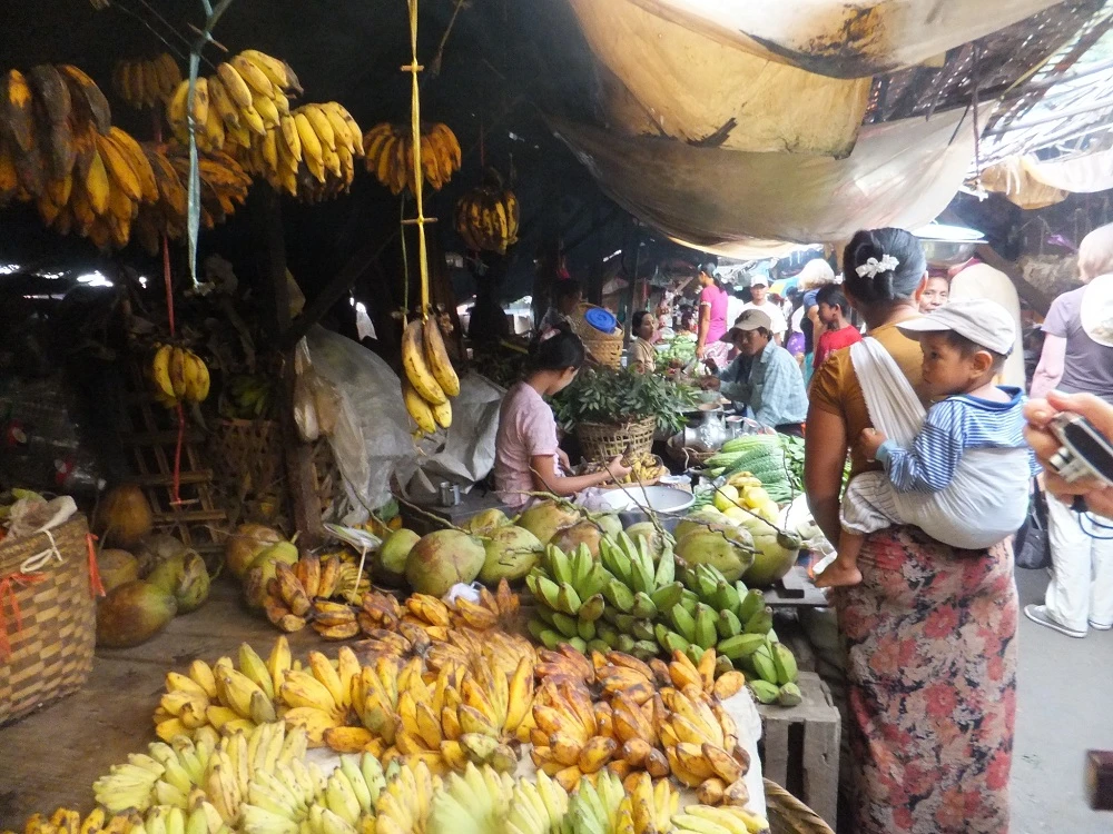 Lernen Sie über die Herstellung von Tonkrügen im Dorf Kyaung Myaung