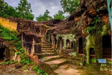 Wandern Sie durch die außergewöhnlichen Höhlen von  Po Win Taung