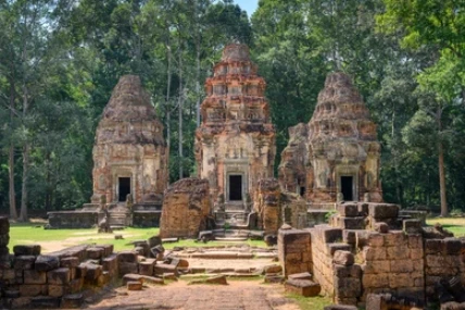 Flug nach Siem Reap und Besuch der Roluos Tempelgruppe